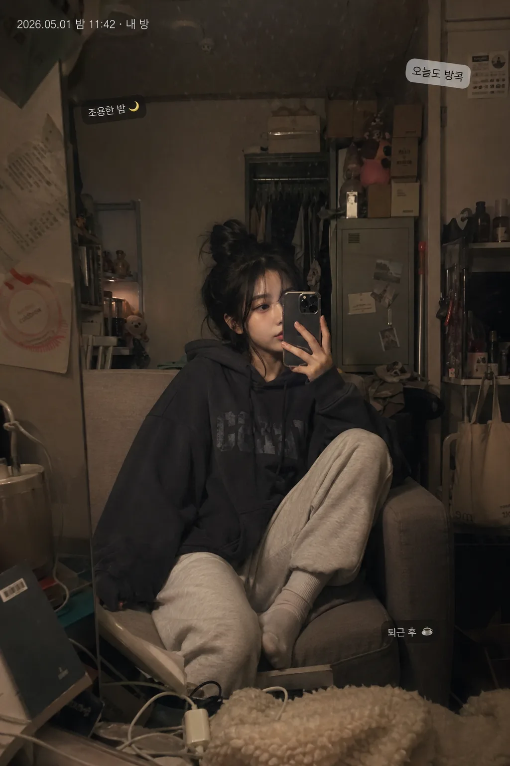 어두운 방 거울셀카 일상 컷 Prompt preview