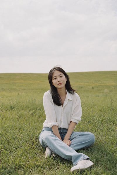 초원에 앉은 필름 다큐 감성 인물 사진 미리보기