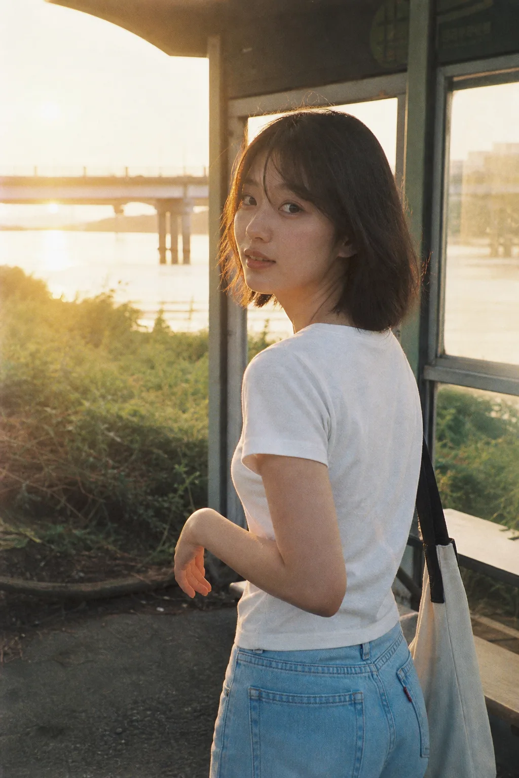 늦여름의 기억을 담은 Y2K 빈티지 필름 인물 사진 프롬프트 미리보기