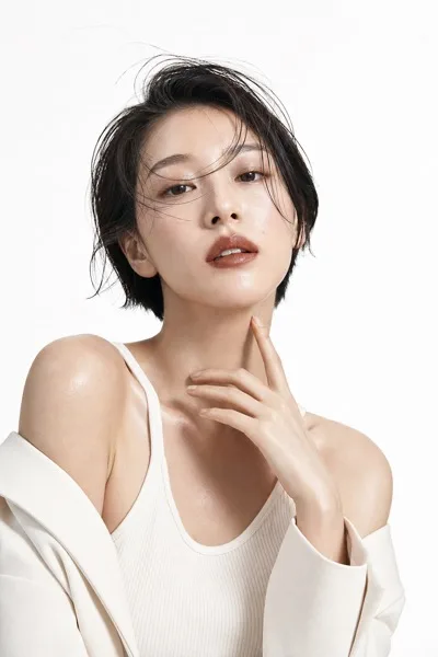 바람을 맞는 숏컷 여성 뷰티 화보 AI 프롬프트 미리보기