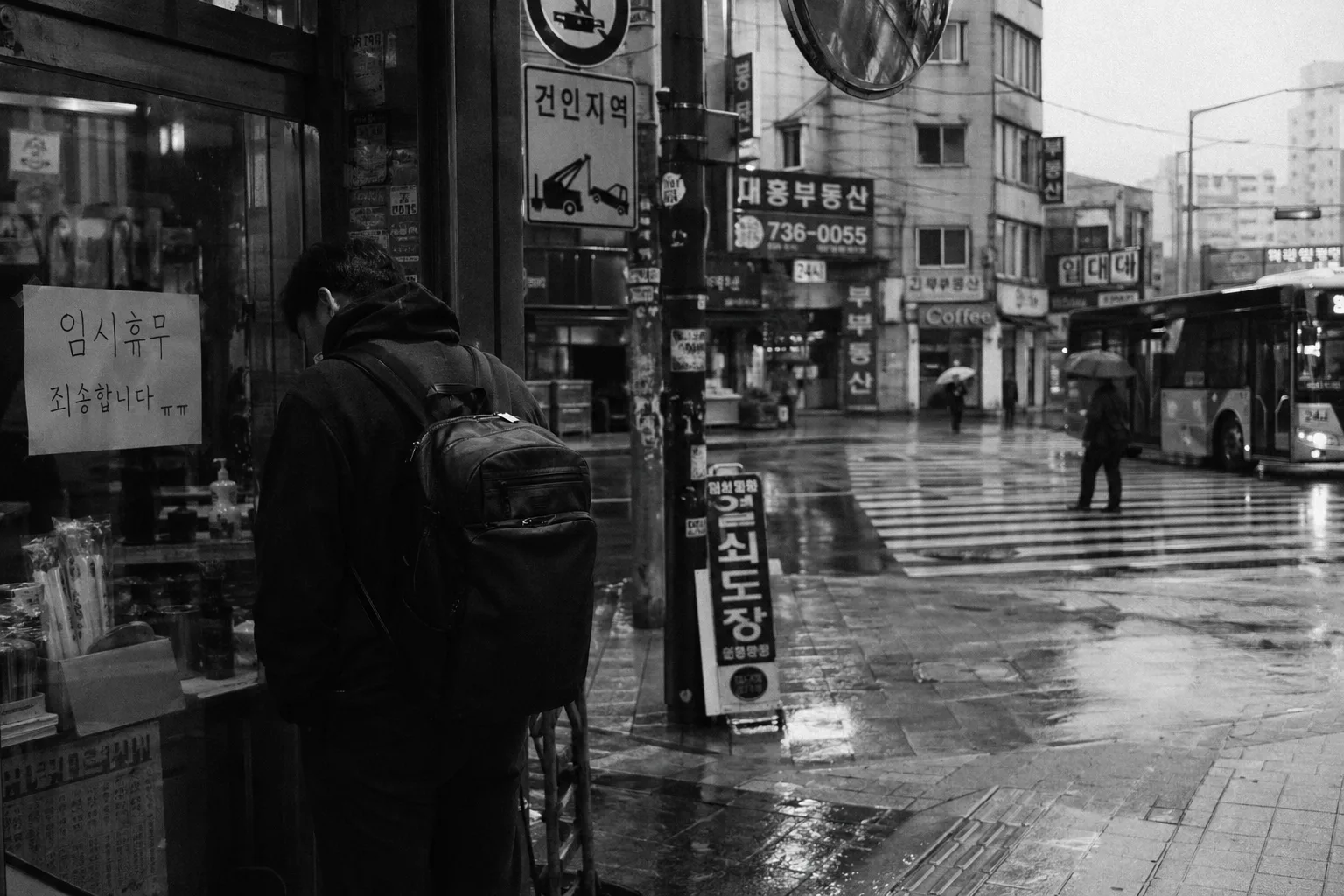 35mm 흑백 거리 스냅 提示詞預覽