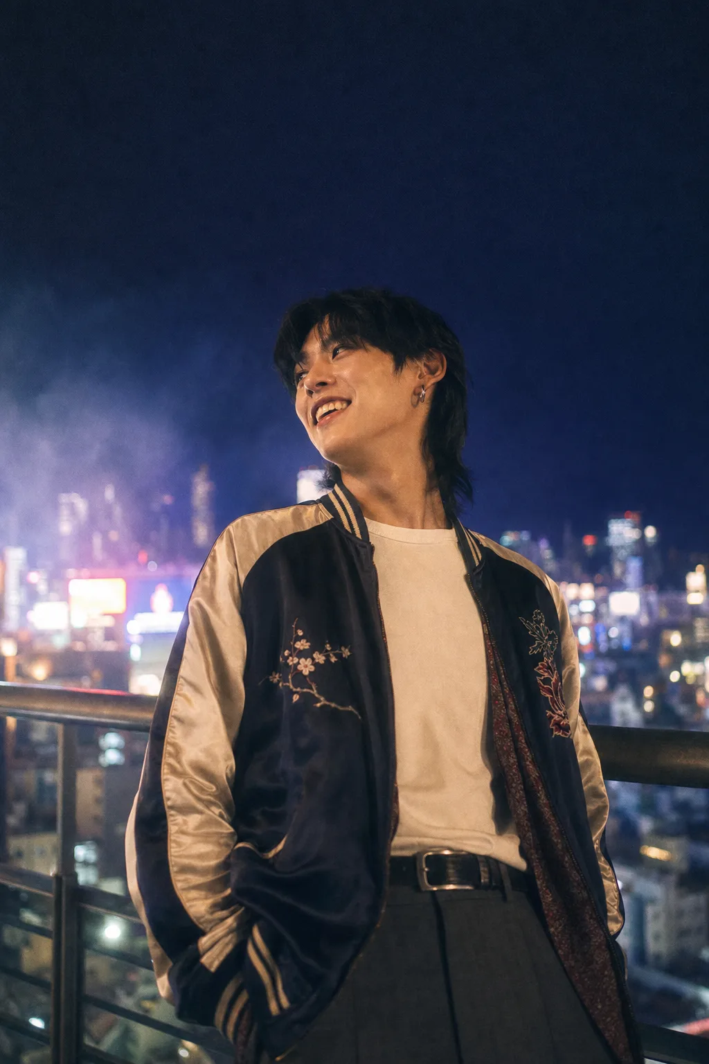 도쿄 네온 옥상 스냅 Prompt preview