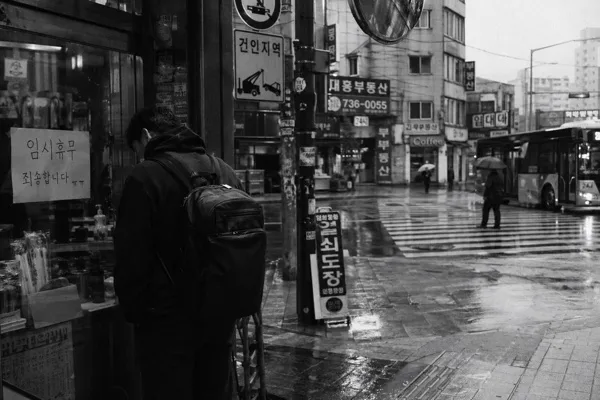 35mm 흑백 거리 스냅 AI 프롬프트 미리보기
