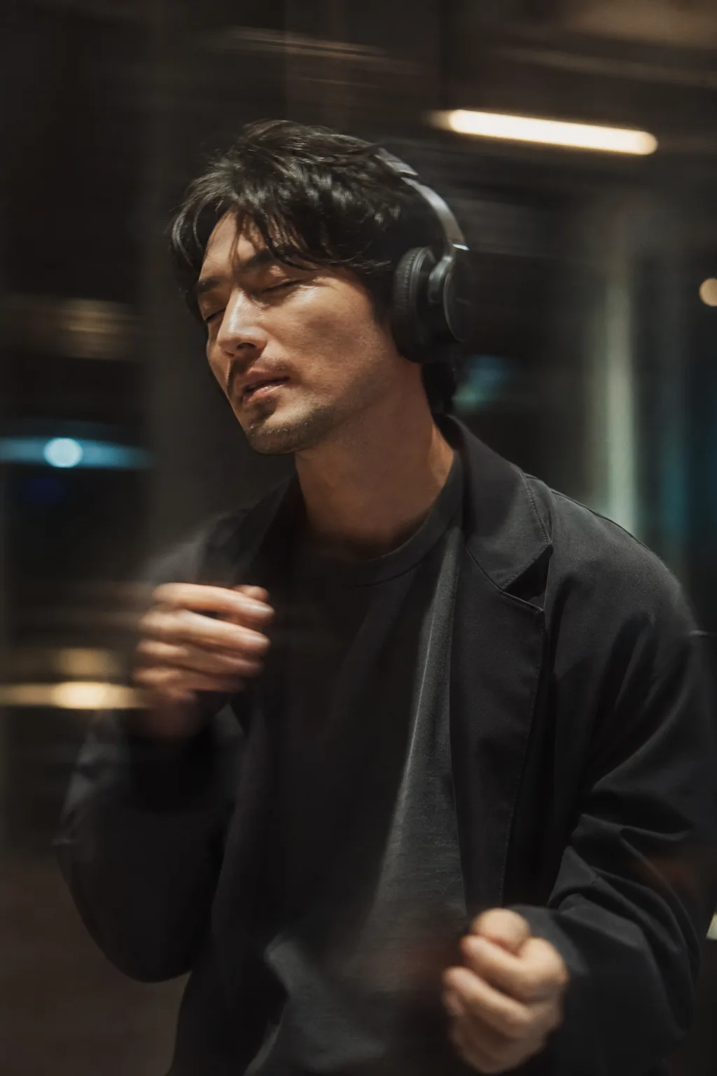 헤드폰을 낀 성인 남성의 필름 에디토리얼 Prompt preview
