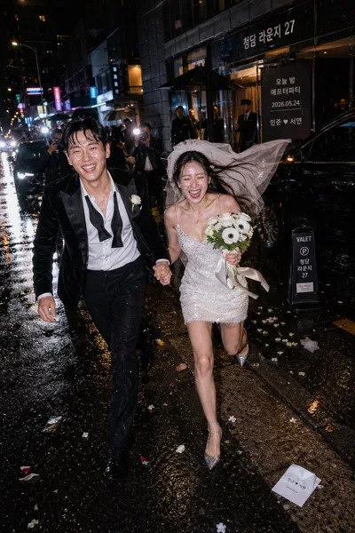 파파라치풍 야간 결혼식 컷 AI 프롬프트 미리보기